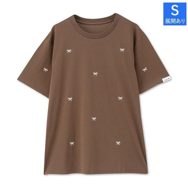 茶色のTシャツに白いリボン刺繍が全体に散りばめられている 茶色のTシャツに白いリボン刺繍が全体に散りばめられている