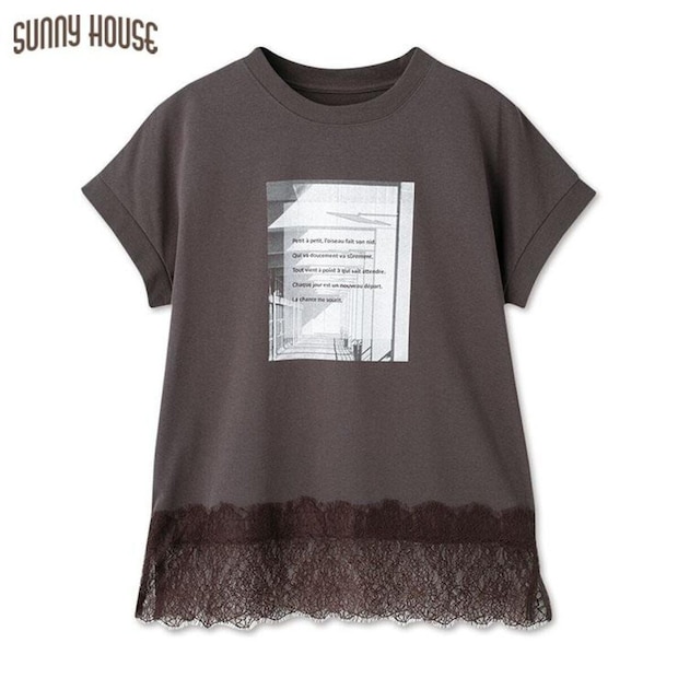 チャコールグレーのフォトTシャツ、裾に茶色のレースがあしらわれている チャコールグレーのフォトTシャツ、裾に茶色のレースがあしらわれている