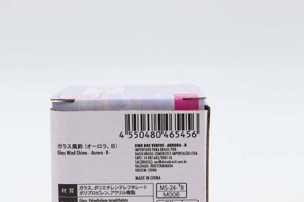 ダイソーガラス風鈴のJANコードと商品情報が書かれたパッケージ側面を接写