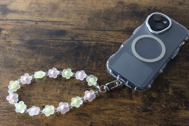 スマホケースに装着されたパステルカラーのお花ビーズストラップ スマホケースに装着されたパステルカラーのお花ビーズストラップ