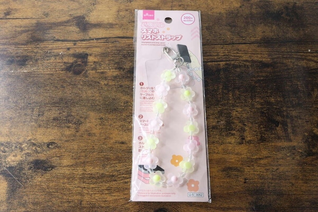 ダイソーのスマホリストストラップ（パステル）のパッケージ