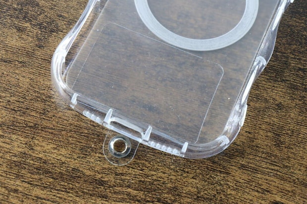 透明なスマホケースの充電口に差し込まれた取り付けシート