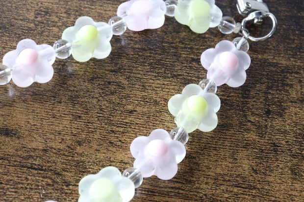パステルカラーのフロスト加工されたお花ビーズのクローズアップ