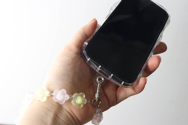 スマホリストストラップを装着したスマホを手に持っている様子 スマホリストストラップを装着したスマホを手に持っている様子