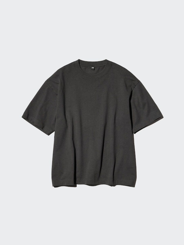 チャコールグレーのボクシークロップドTシャツを平置きで撮影