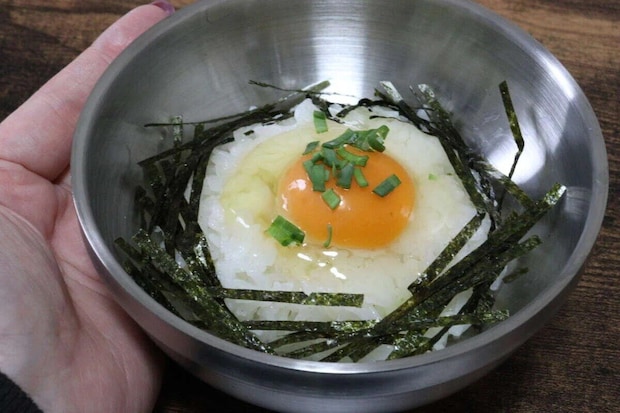ステンレス茶碗に盛り付けられた卵かけご飯と刻み海苔