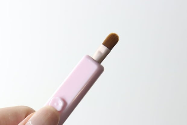 ピンク色のスライド式アイシャドウブラシのブラシ部分が本体から出ている ピンク色のスライド式アイシャドウブラシのブラシ部分が本体から出ている