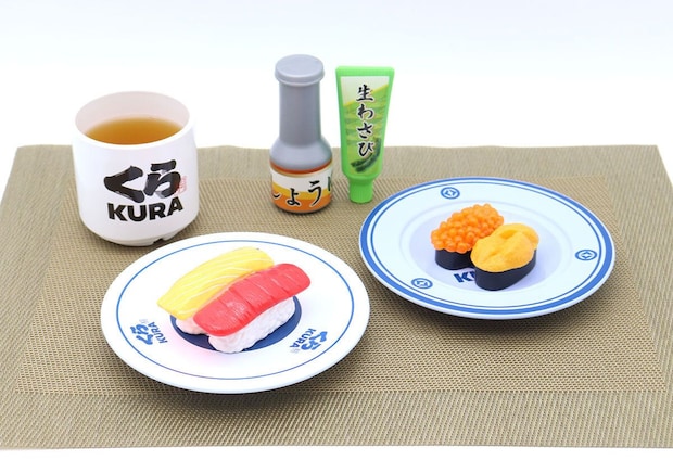 くら寿司の食器にミニチュア寿司と湯呑み、醤油とわさびが並ぶ くら寿司の食器にミニチュア寿司と湯呑み、醤油とわさびが並ぶ