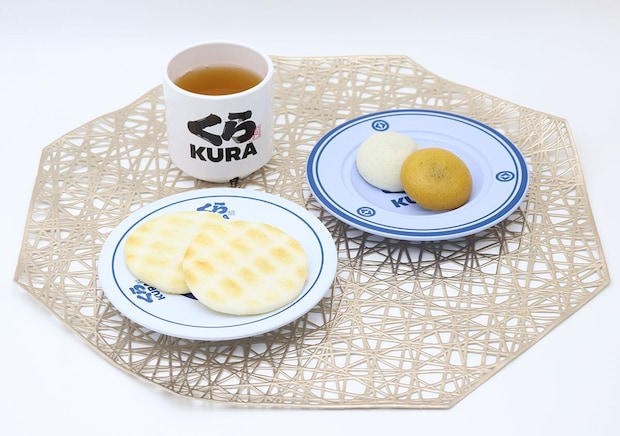 くら寿司の食器に和菓子が盛り付けられ、湯呑みにお茶が注がれている くら寿司の食器に和菓子が盛り付けられ、湯呑みにお茶が注がれている