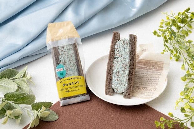 チョコミントのスイーツサンド、袋と皿に置かれた商品 チョコミントのスイーツサンド、袋と皿に置かれた商品
