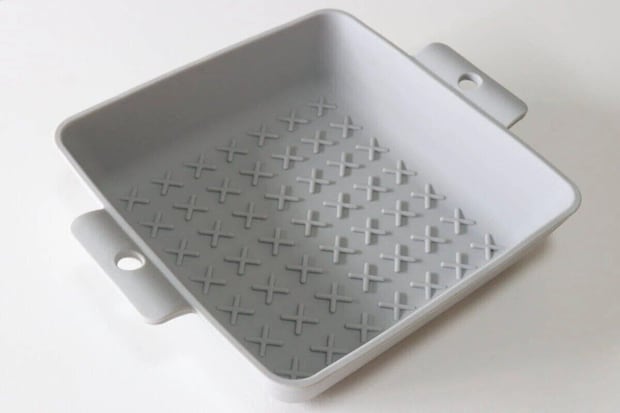 グレーのシリコーンオーブントレーの全体像。底には油切り用の凹凸がある