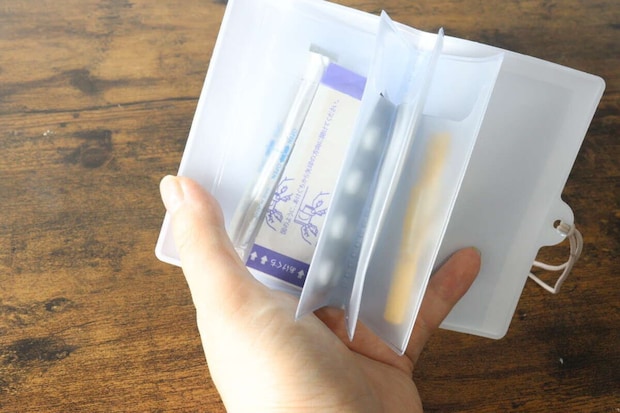マルチホルダーのポケットに常備薬や綿棒を収納している