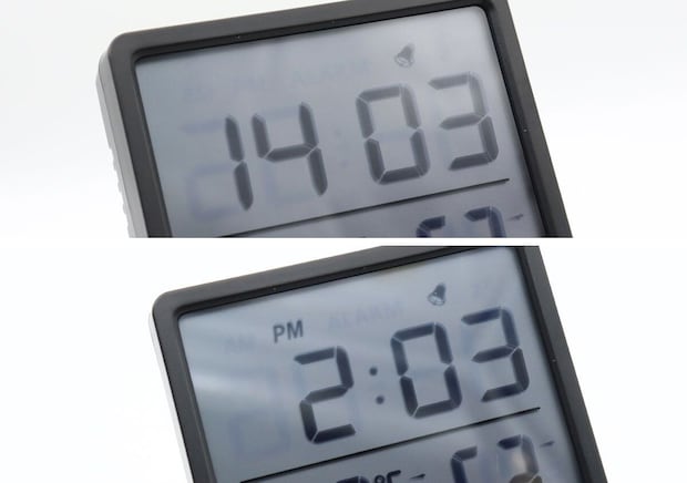 デジタル時計の画面。上段に24時間、下段に12時間表示の時刻。 デジタル時計の画面。上段に24時間、下段に12時間表示の時刻。