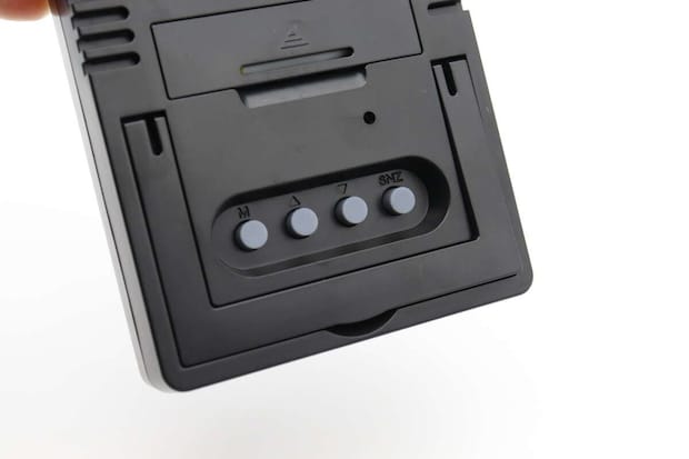 デジタル時計の背面下部にある時刻設定などの操作ボタン。