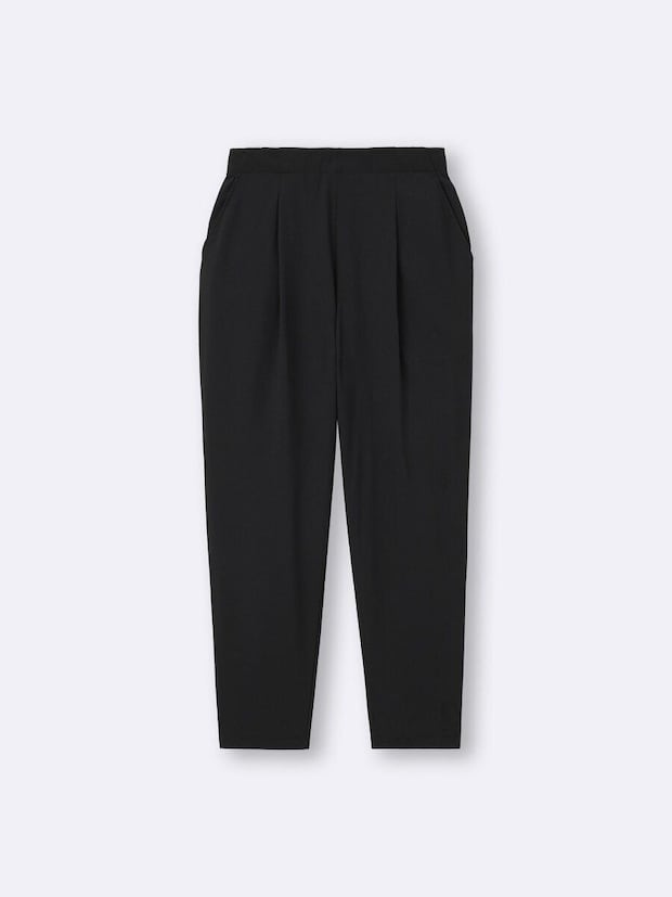 黒のドライストレッチアンクルパンツ。テーパードシルエットで脚をすっきり見せる。