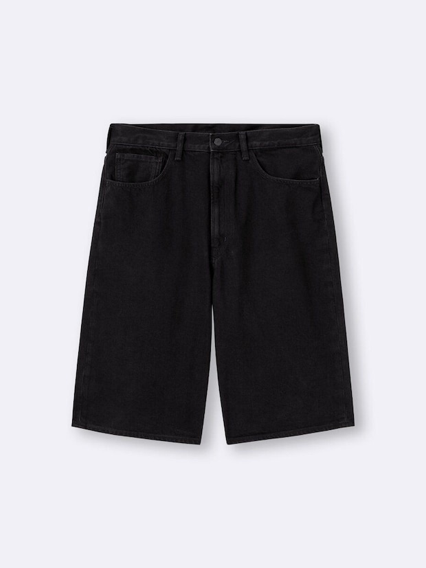 黒のデニムハーフパンツ「ジョーツ」。膝が隠れるバギーシルエット。 黒のデニムハーフパンツ「ジョーツ」。膝が隠れるバギーシルエット。