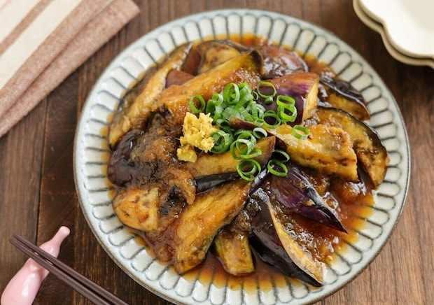 盛り付けられたなすのみぞれ煮。青ねぎとしょうがが添えられている。 盛り付けられたなすのみぞれ煮。青ねぎとしょうがが添えられている。