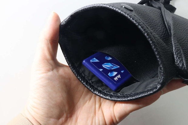 黒いバッグの内側ポケットに青いミンティアが入っている 黒いバッグの内側ポケットに青いミンティアが入っている