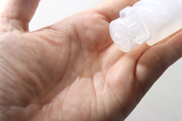 詰め替えボトルから手のひらに化粧水を出す 詰め替えボトルから手のひらに化粧水を出す