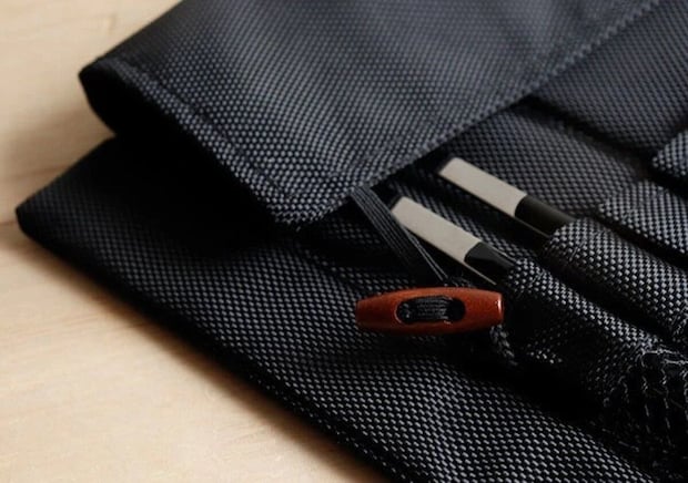 黒い布製ポーチに収納された箸とスプーン
