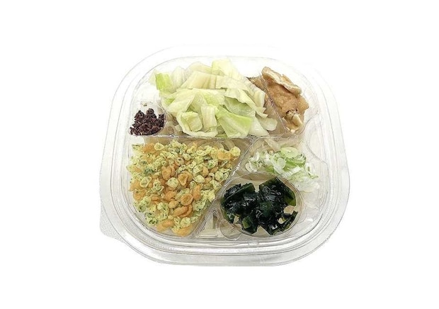 透明容器に入った吉田の冷しうどん。キャベツや油揚げがのる