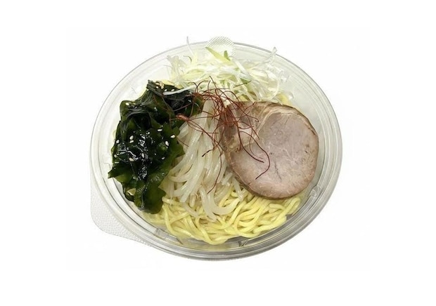 透明容器に入った函館塩ラーメン。チャーシューやワカメがのる