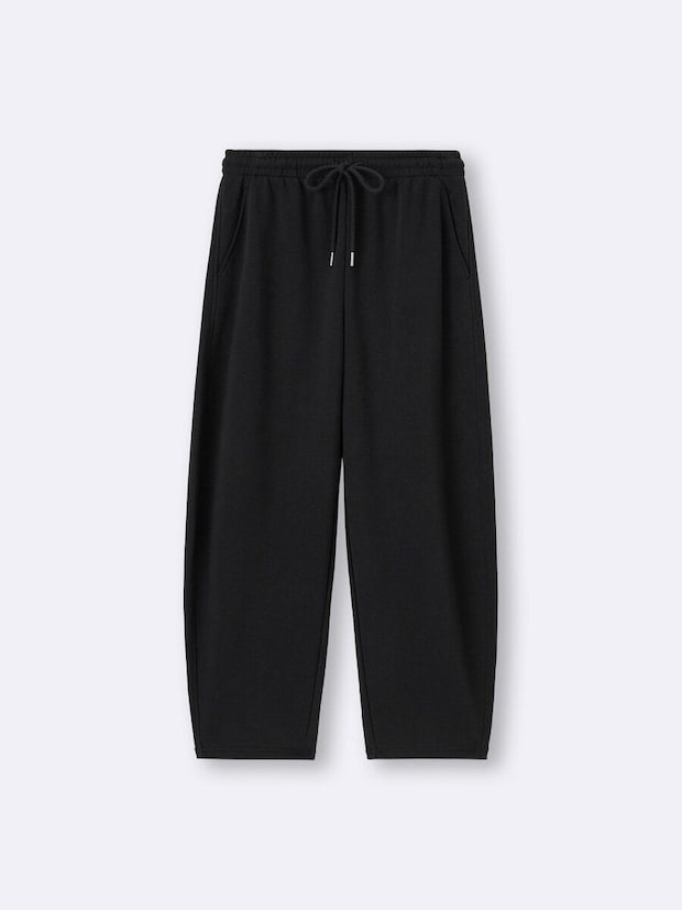 黒いスウェット素材のバレルシルエットアンクルパンツ 黒いスウェット素材のバレルシルエットアンクルパンツ