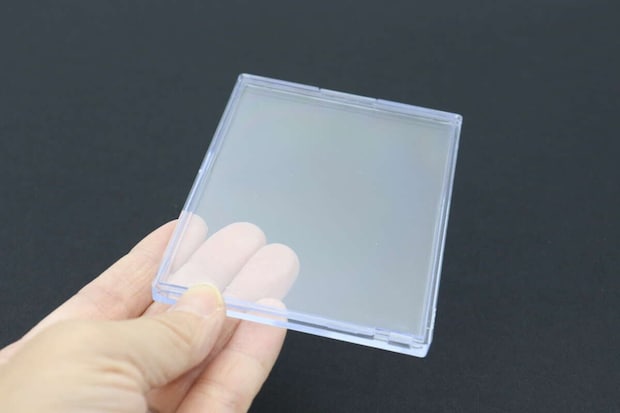 透明なトレカ用クリアケースを手のひらに乗せて持っている様子