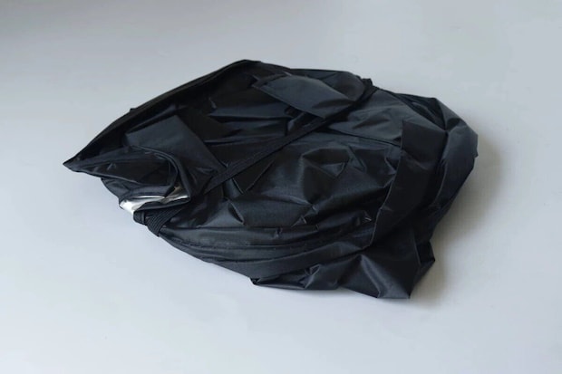 ゴムバンドでコンパクトにまとめられた黒いサンシェード ゴムバンドでコンパクトにまとめられた黒いサンシェード