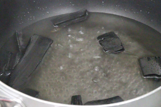 鍋で竹炭を煮沸消毒している様子、水が沸騰している 鍋で竹炭を煮沸消毒している様子、水が沸騰している