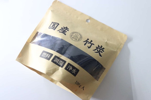 斜めから見た「国産 竹炭」の茶色いパッケージ