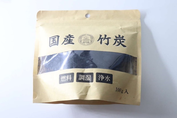 「国産 竹炭 燃料 調湿 浄水 100g入」と書かれた茶色のパッケージ
