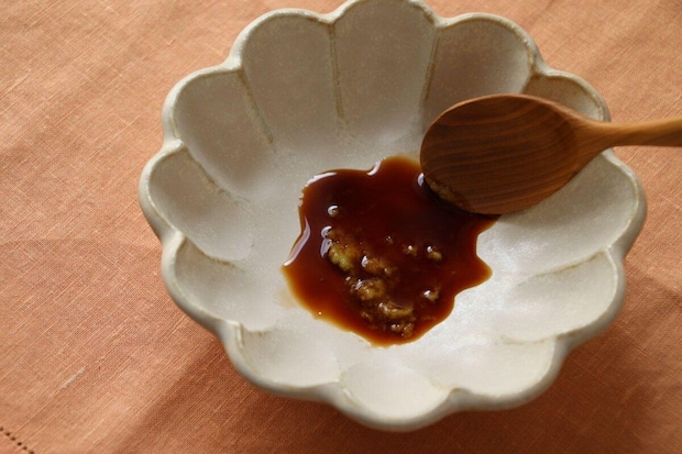小皿に醤油とわさびを入れ、木のスプーンで混ぜている様子 小皿に醤油とわさびを入れ、木のスプーンで混ぜている様子