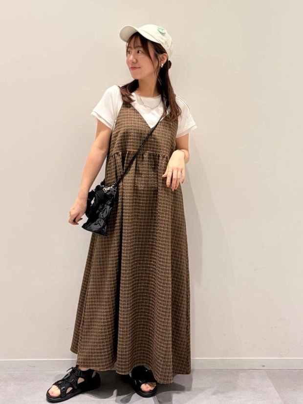 ブラウンチェック柄キャミワンピと白Tシャツを着た女性