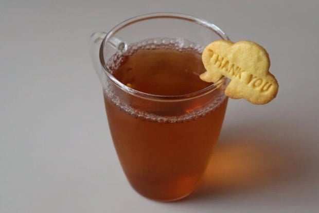「THANK YOU」クッキーが紅茶の入ったカップのフチにかけられている