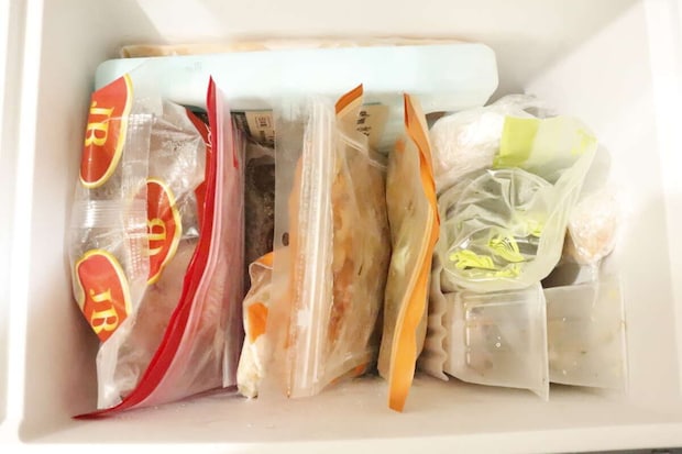 フリーザーエンドを使って冷凍食品が立てて整理され、すっきりした冷凍庫の中