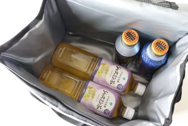 クーラーバッグの中にペットボトル飲料が複数入っている
