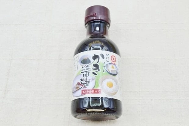 「マルキン かけて、うまいかき醤油」のボトルが白い背景に置かれている 「マルキン かけて、うまいかき醤油」のボトルが白い背景に置かれている