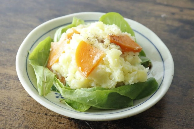 レタスの上にポテトサラダと人参が盛り付けられた白い皿