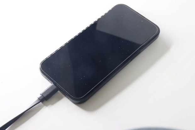 スマートフォンの充電ポートにType-Cケーブルを接続