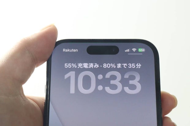 充電中のスマートフォンの画面に充電残量55%が表示