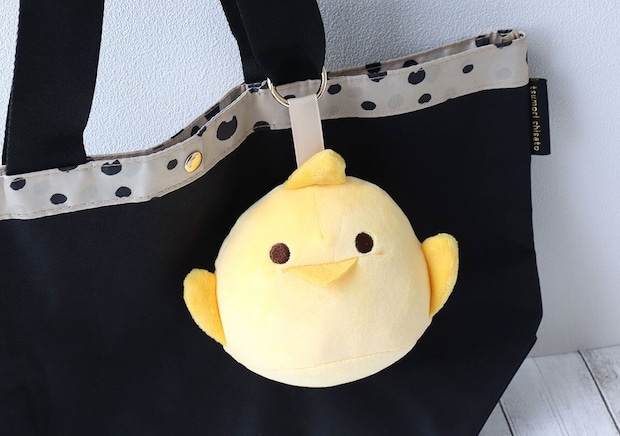 黒いトートバッグに付けられたぴよりんぬいぐるみチャーム