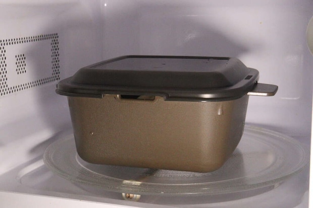 レンジ調理マルチクッカー大が電子レンジのターンテーブルに置かれている