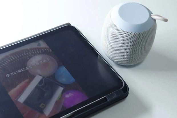 丸いスピーカーとタブレット端末が並んで置かれている