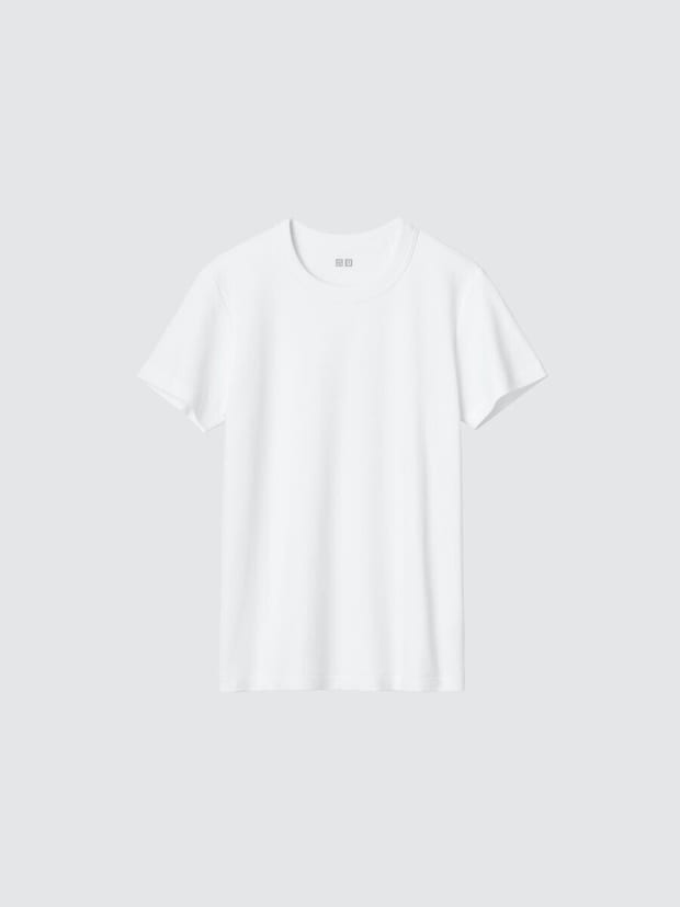シンプルな白いクルーネックTシャツ。無地でベーシックなデザイン。 シンプルな白いクルーネックTシャツ。無地でベーシックなデザイン。