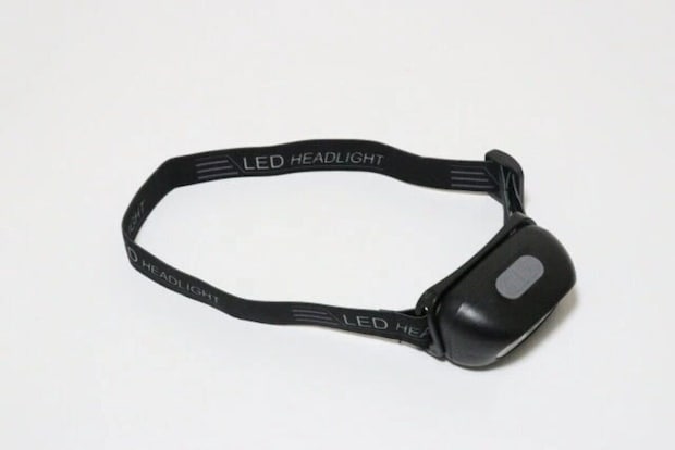 黒いセンサー付きLEDヘッドライトが白い背景に置かれている