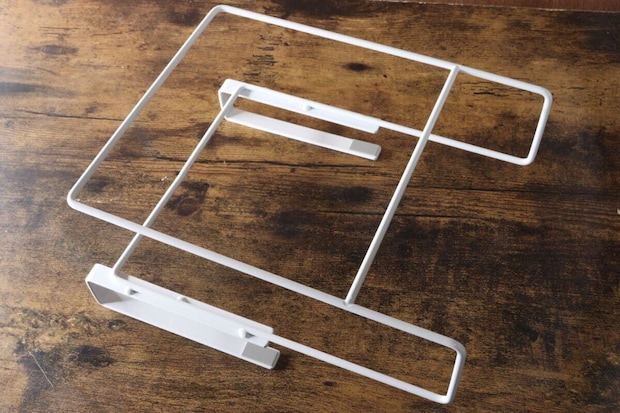 白い金属製の吊り戸棚用まな板＆オーブン皿ラックの全体