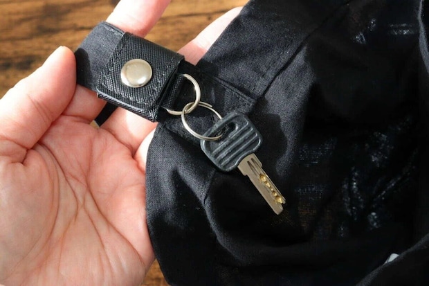 黒いバッグの持ち手に鍵を付けたキーホルダーステーション