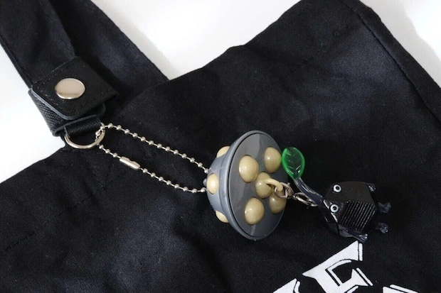 黒いバッグにキーホルダーステーションとキャラクターキーホルダー