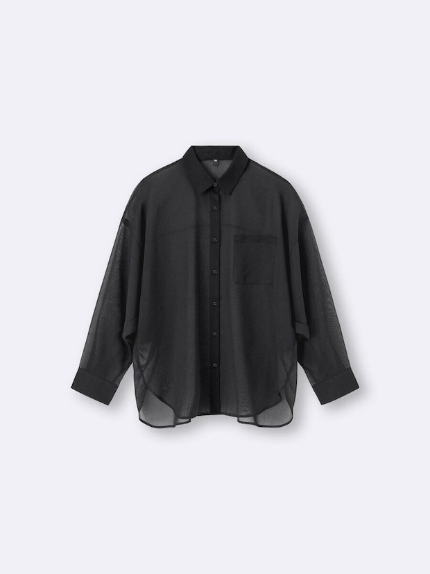 黒いシアー素材のドルマンスリーブシャツ。胸ポケット付きでゆったりとしたシルエット。